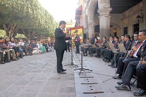 Banda agasaja a capitalinos