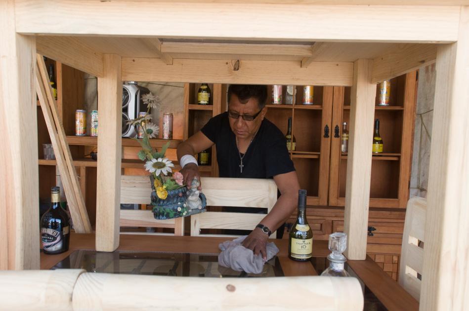 Hace 20 años, Raúl Samuel Espiridión Fernández llegó a Querétaro para ofrecer sus muebles rústicos en su negocio “Santa Juliana muebles”, con la calidad que le enseñó su padre.