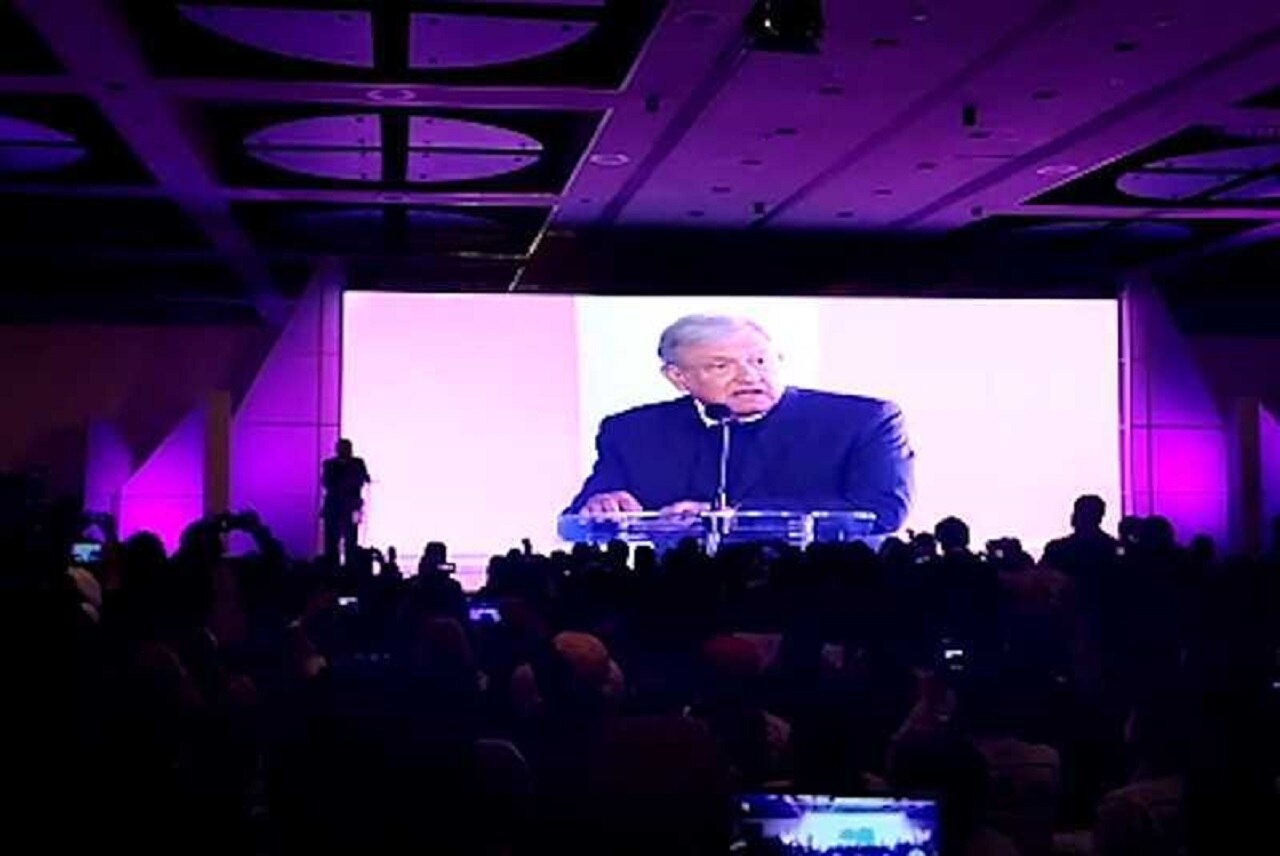 AMLO se registra como precandidato del PES a la Presidencia