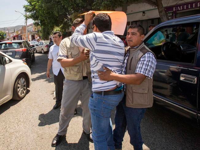 Un joven increpó al coordinador territorial del PRI en la explanada del mercado de Santa Rosa Jáuregui. / Foto: Especial