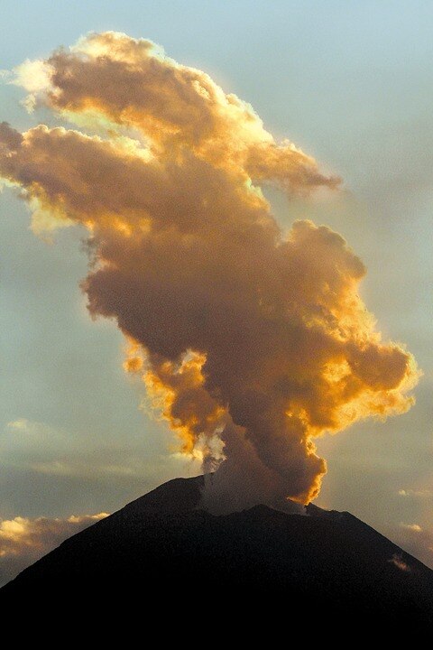 Desvían vuelos al AIQ por  el “Popo”