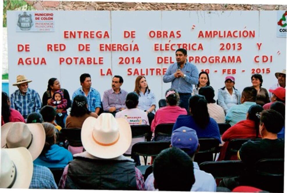 Llevan agua e instalan luz en localidades de Colón