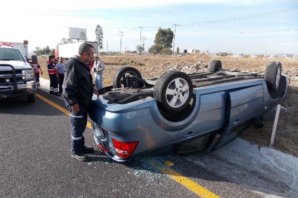 Vuelca auto en carretera a SLP