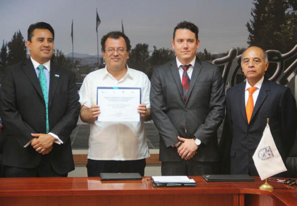 Alfredo Martínez de la Torre reconoció al rector de la UAQ por su estrategia para impulsar proyectos de investigación que generan recursos propios. (ESPECIAL)