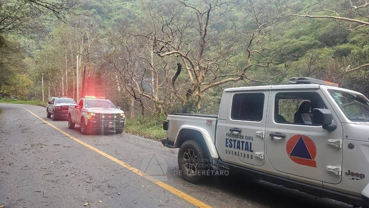 Pipa de gas vuelca y explota en la carretera federal 120