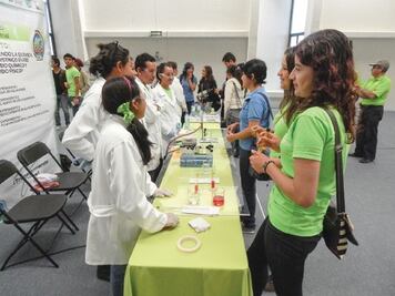 Realizan exposición de carreras