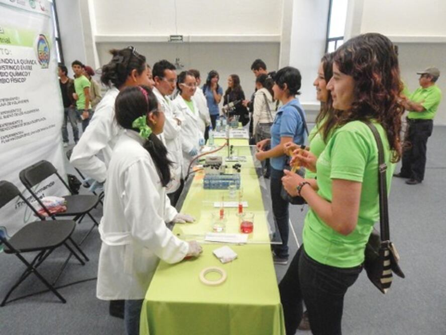 Realizan exposición de carreras