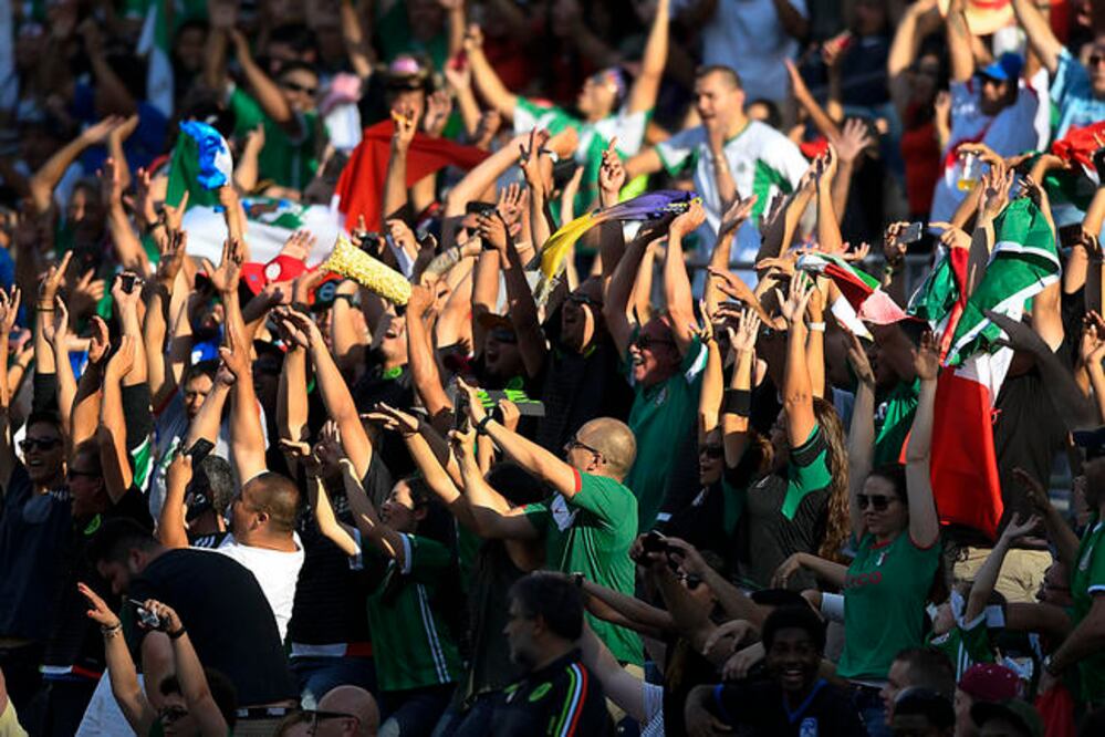 Los seguidores mexicanos en EU se divierten en las tribunas (IMAGO7)
