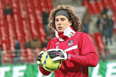 Ochoa va por la centena con Ajaccio