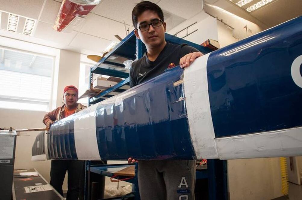 El equipo de la UNAQ participará con una avión a escala (RICARDO LUGO. EL UNIVERSAL)