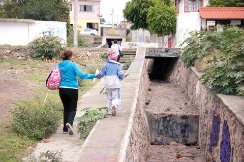 Detiene Pemex obras viales