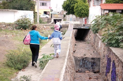 Detiene Pemex obras viales