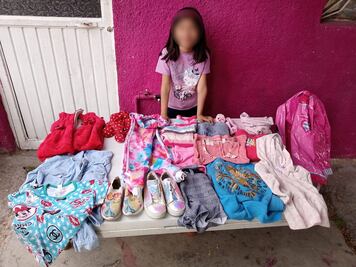 Niña saca su closet para vender en Querétaro; quiere ser emprendedora