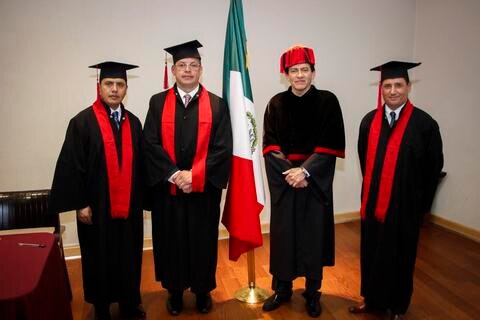 Muy orgulloso, Calixto de Santiago se gradúa 