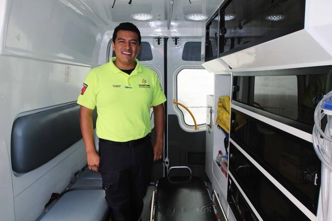 Paramédico aéreo vuela alto para salvar vidas