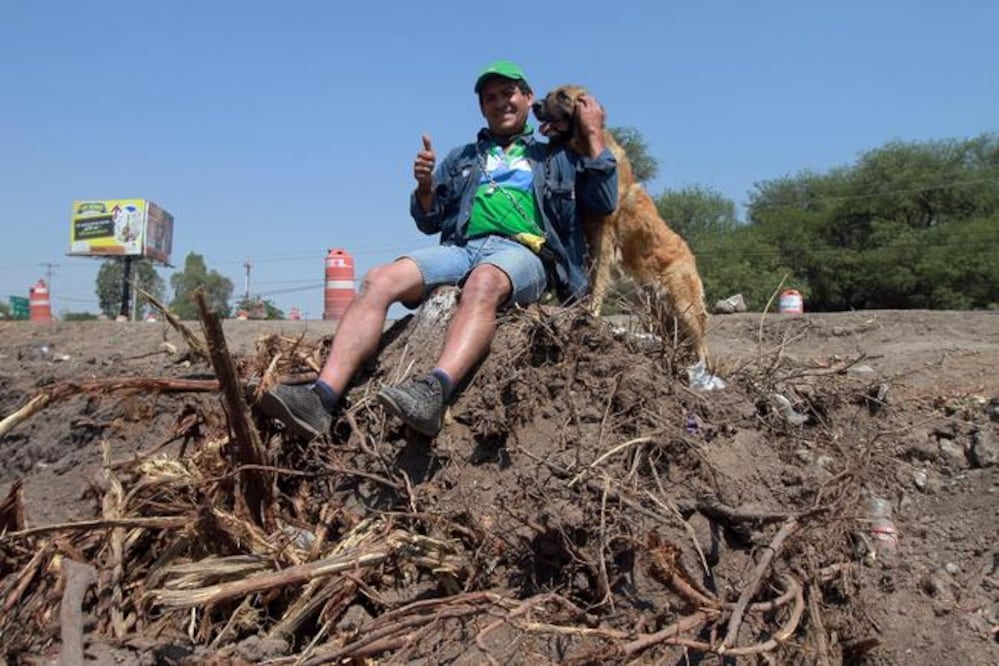 Jorge del Bosque se localiza a un costado de la vialidad, donde busca que no se ta le n 300 árboles; dice que procederán legalmente en su contra por detener las obras. (CÉSAR GÓMEZ. EL UNIVERSAL)