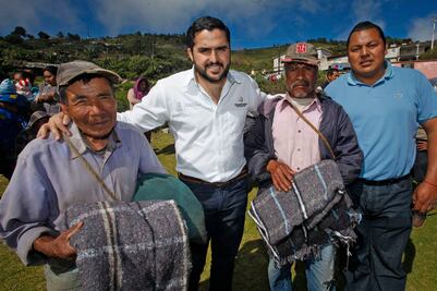 Entregan cobijas en Pinal de Amoles