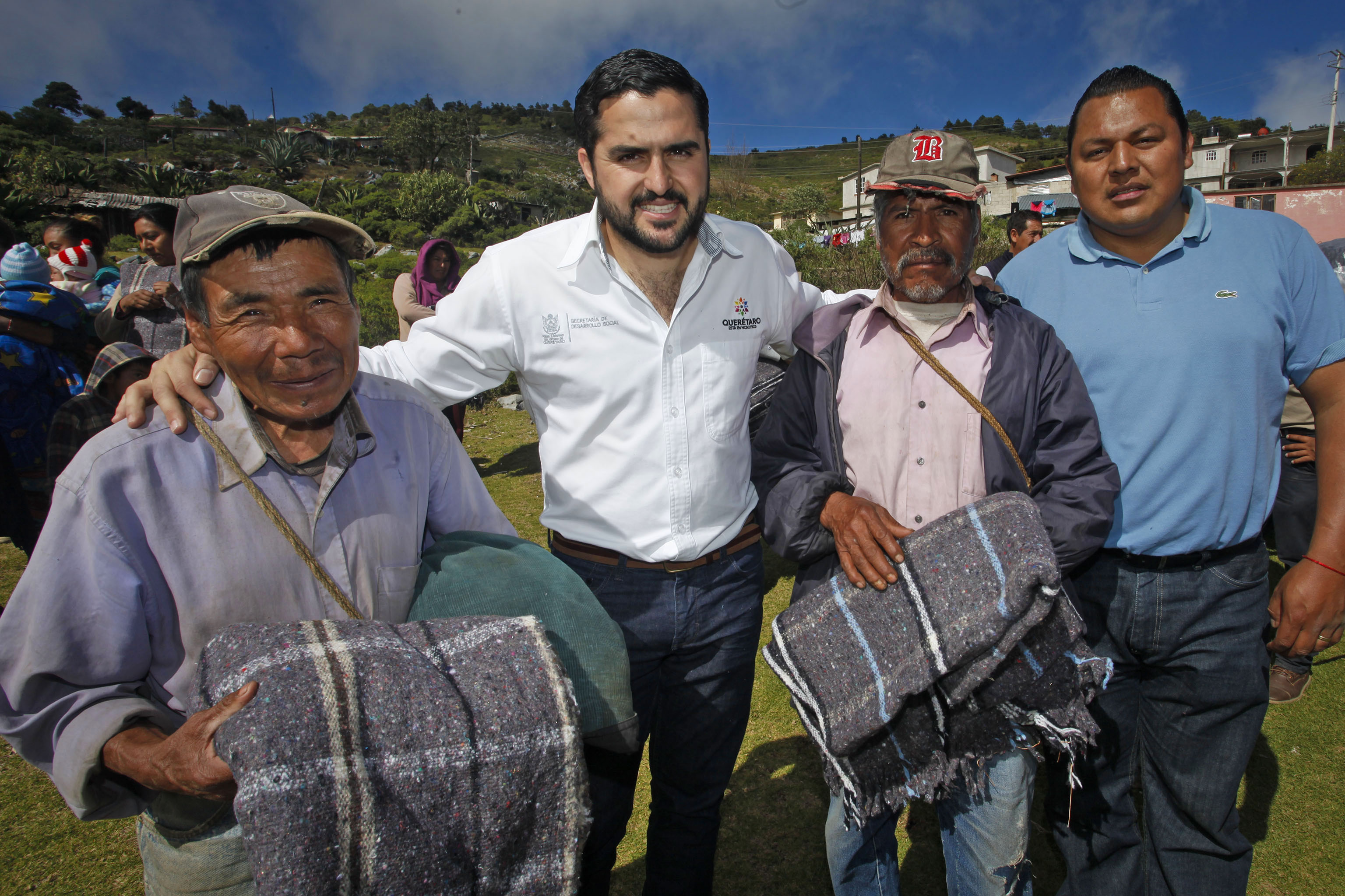 Entregan cobijas en Pinal de Amoles