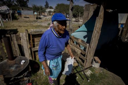 Mujeres que viven  entre maderas y la pobreza