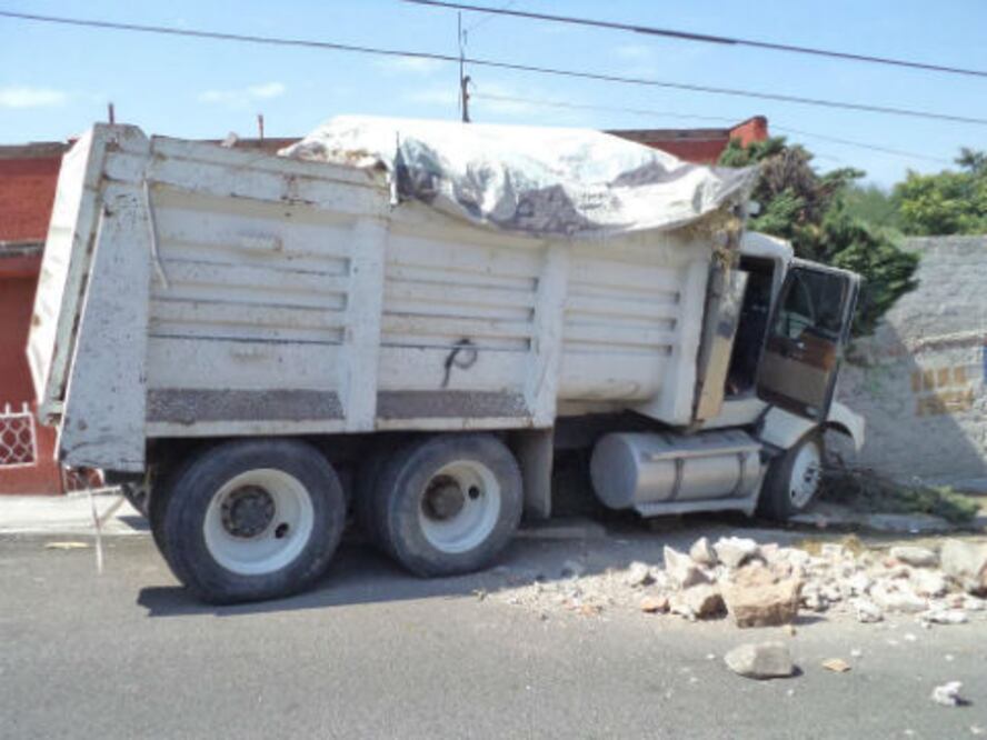 Impacta camión domicilios particulares 