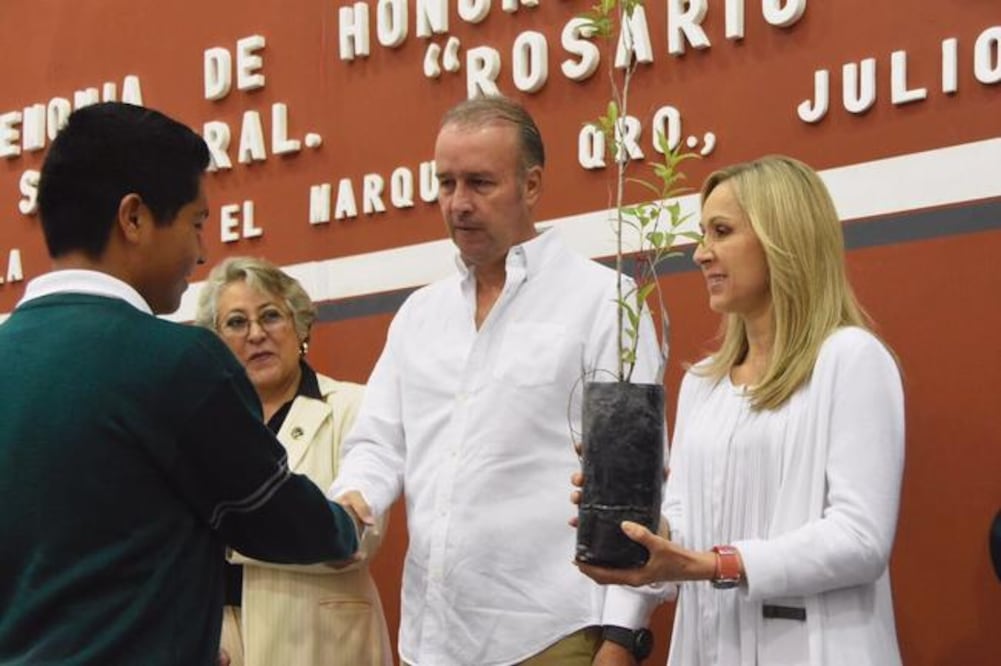 Al asistir a la secundaria Rosario Castellanos, el alcalde anunció la reforestac ió n de espacios, parte del programa “Más verde para El Marqués”. (ESPECIAL)