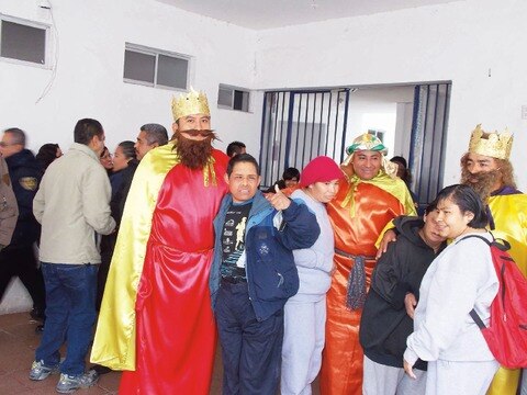 Dan regalos a personas con discapacitadad