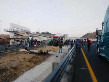 Colapsa puente peatonal en carretera 57; la circulación se encuentra bloqueada 