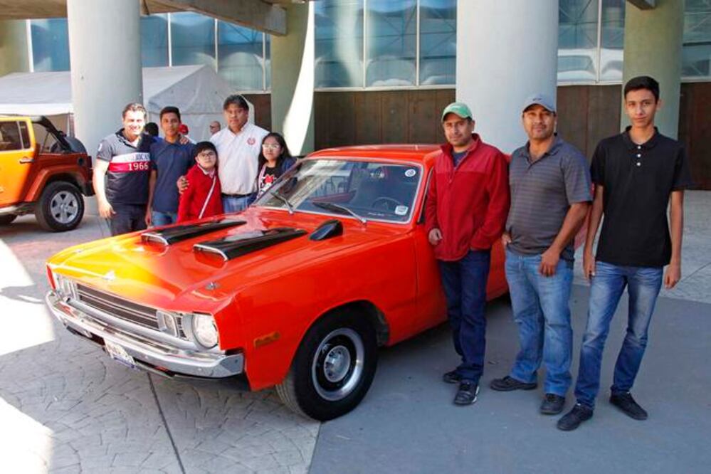 En el Centro Cultural Manuel Gómez Morín los coleccionistas de autos clásicos se dieron cita para compartir la nostalgia y las anécdotas que han vivido debido a su gusto por estos vehículos. (GUILLERMO GONZÁLEZ. EL UNIVERSAL)