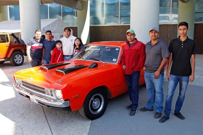 En el Centro Cultural Manuel Gómez Morín los coleccionistas de autos clásicos se dieron cita para compartir la nostalgia y las anécdotas que han vivido debido a su gusto por estos vehículos. (GUILLERMO GONZÁLEZ. EL UNIVERSAL)