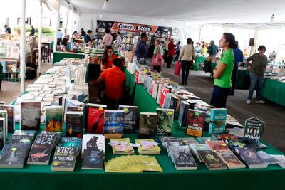 Inicia venta nocturna de libros en la capital 
