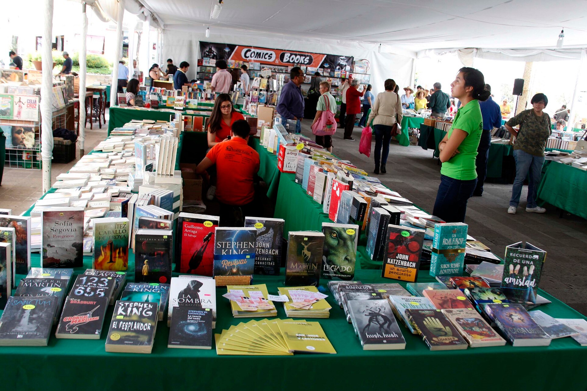 Inicia venta nocturna de libros en la capital