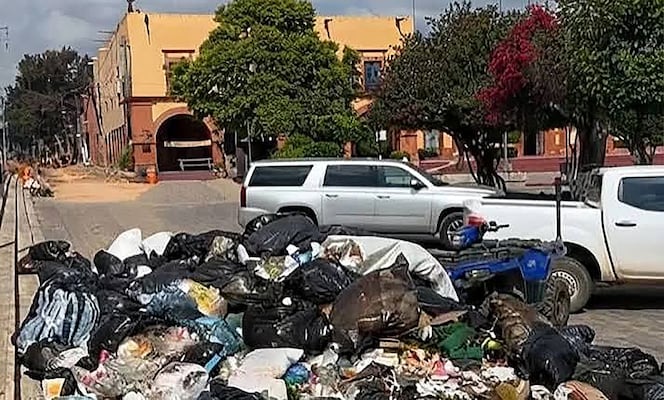 Descargan basura frente a la alcaldía de Cadereyta