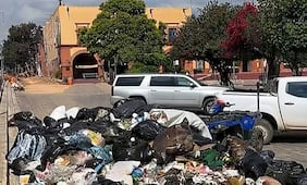 Descargan basura frente a la alcaldía de Cadereyta