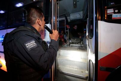 Transportista retiene en su unidad a policía de tránsito