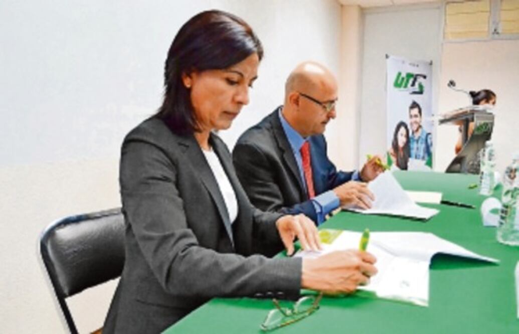 Huimilpan firma convenio con la UTC