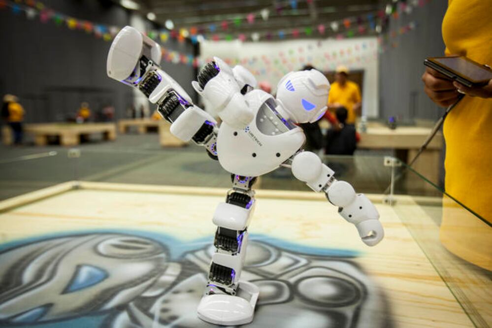 Algunos robots presentados funcionan mediante aplicaciones móviles, lo cual permite la fácil manipulación de los artefactos. (FOTOS: DEMIAN CHÁVEZ. EL UNIVERSAL)