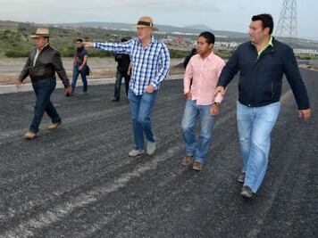 Vega supervisa avances de obra 