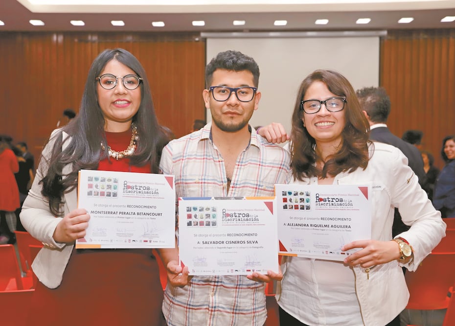 Montserrat Peralta, Alejandra Requelme y Salvador Cisneros ganadores del premio Rostros de la discriminación (BERENICE FREGOSO. EL UNIVERSAL)