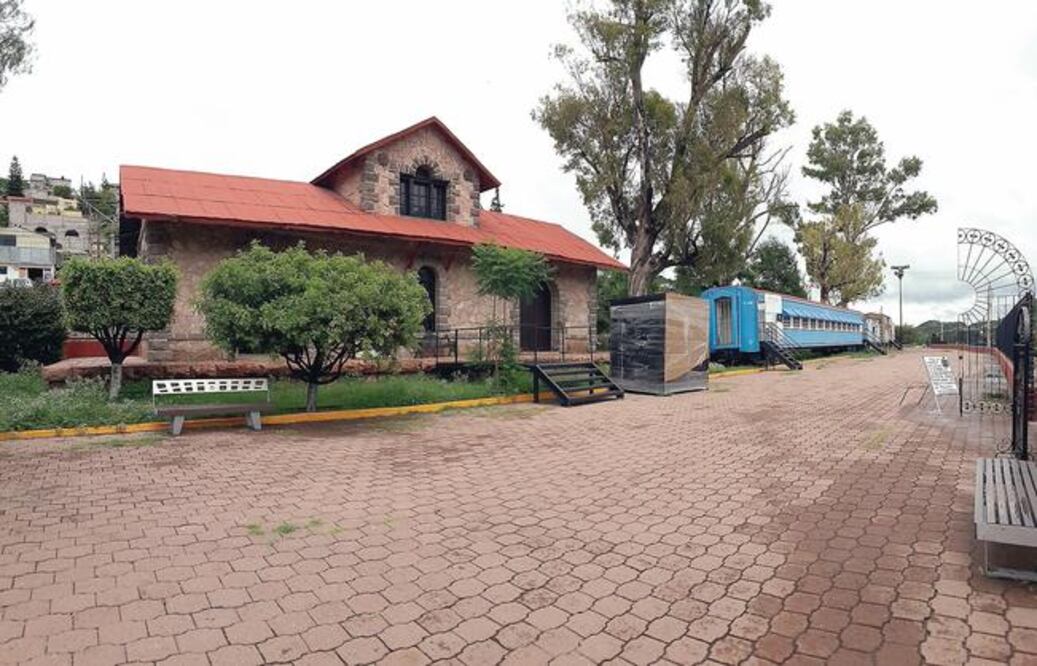 Junto a Ana María Olvera López, auxiliar de la biblioteca, otras dos mujeres más trabajan en la estación (Foto: CÉSAR GÓMEZ)