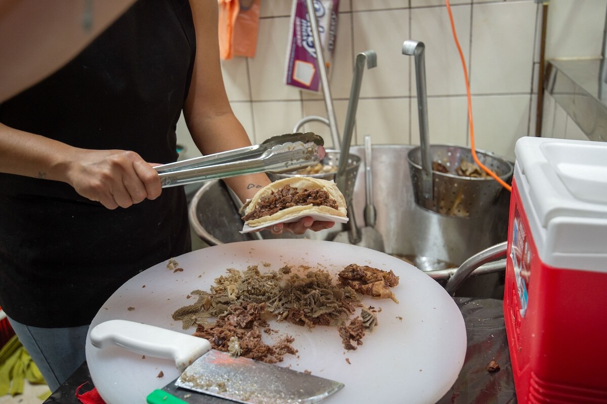 Muchos disfrutan  los chicharrones de res en tacos, acompañados de salsa, cebolla y cilantro. 

Foto:©Fernando Camacho/El Universal de Querétaro