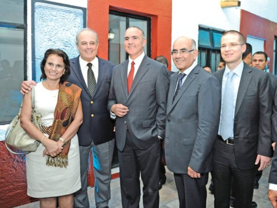 Lo acompañan  a su informe