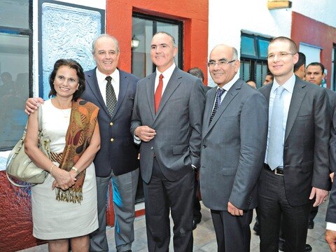 Lo acompañan a su informe