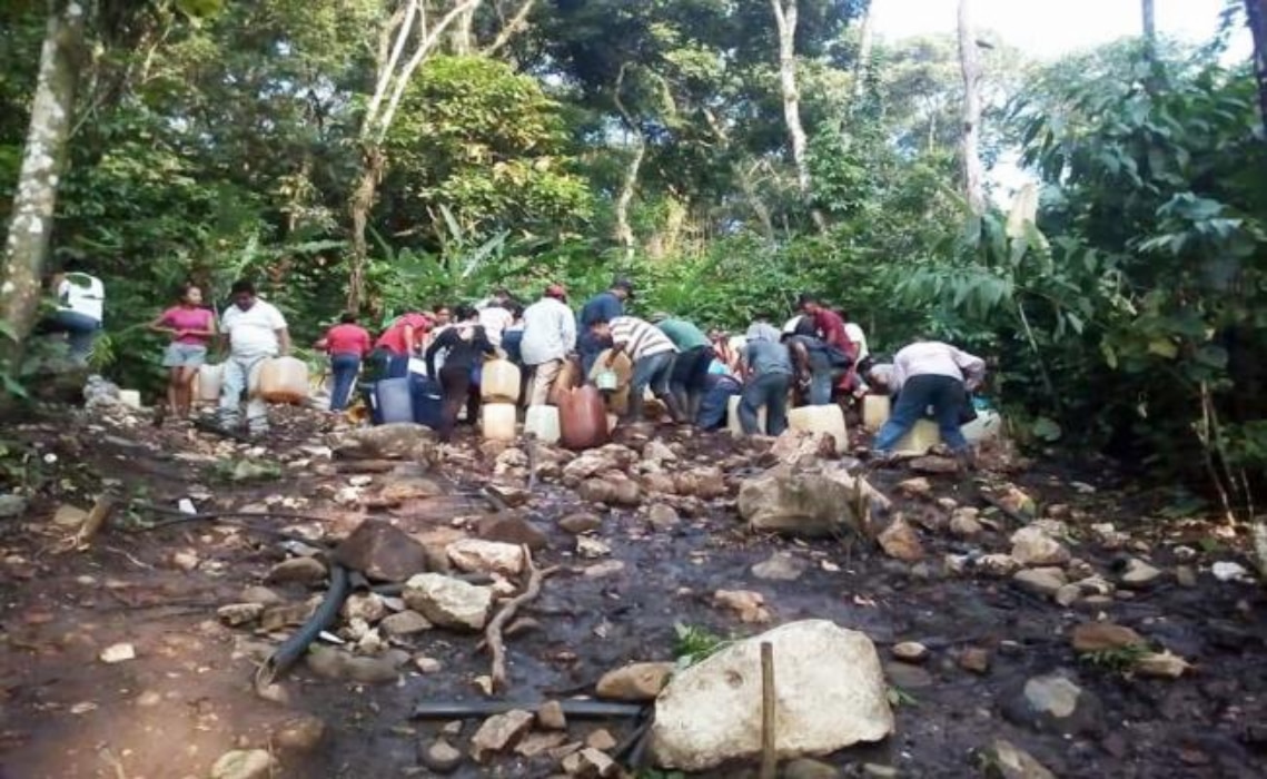 Veracruzanos saquean combustible de toma clandestina