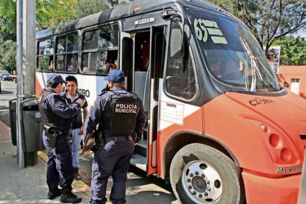 Elementos de policía realizan operativos a bordo para vigilar los recorrido s, detectar irregularidades y cuidar tramos peligrosos para el servicio (CÉSAR GÓMEZ. EL UNIVERSAL)