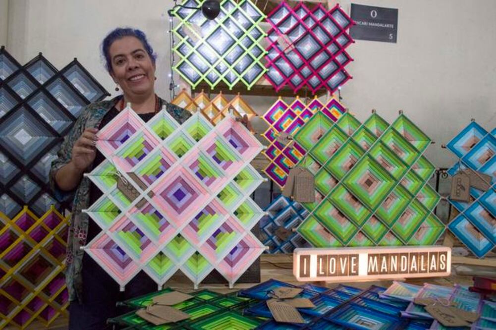 Fer Velázquez asegura que retoman la tradición tibetana y la huichol para crear los mandalas. / Foto: Mitzi Olvera