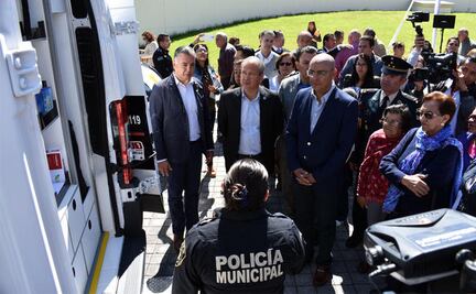 Equipan con vehículos y radios a policías