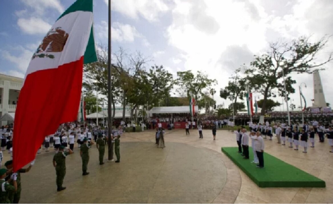 Conmemora AMLO Día de la Bandera en Chetumal