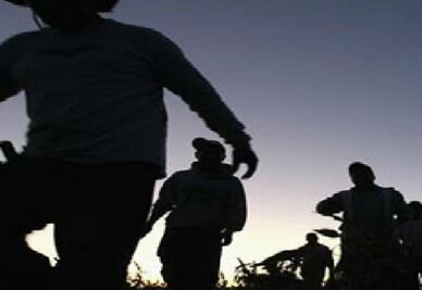 Detienen a 17 migrantes 