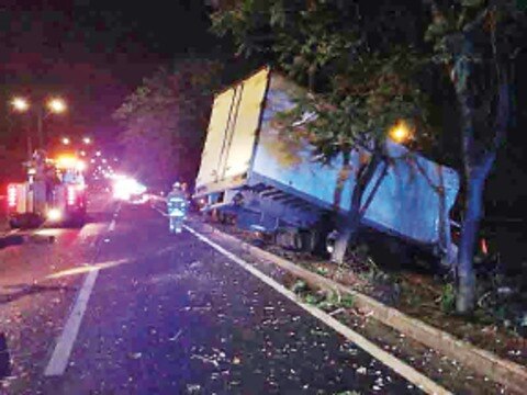 Vuelca camión de carga; afecta a dos autos