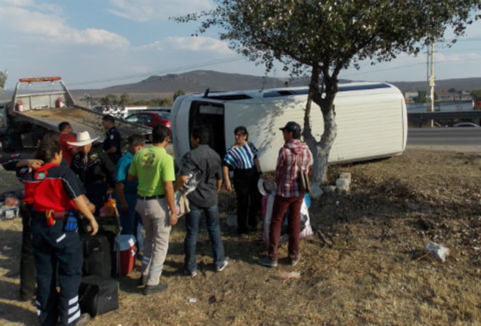 Vuelca camioneta familiar